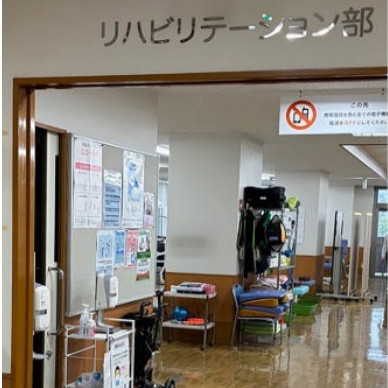 リハビリルーム入口（記事より）