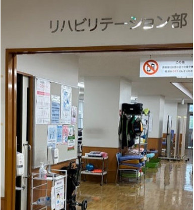 リハビリルーム入口（本文記事より）