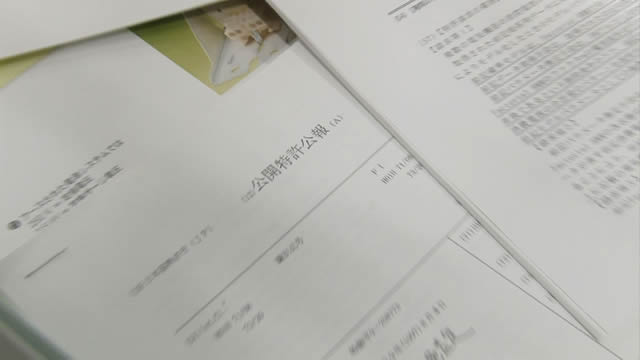 独自開発した装置などを使い清掃を行う